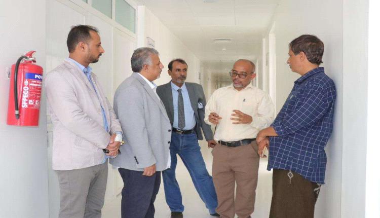 فريق التوجيه والرقابة الرئاسي يتفقد مستشفيي الغيضة المركزي والحميات بالمهرة لتعزيز الخدمات الصحية
