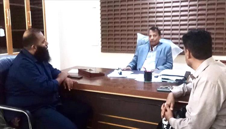 محافظ أبين يوجه بضبط إجراءات منح العقود ويؤكد ضرورة الالتزام بالقوانين والاستثمار الرسمي

