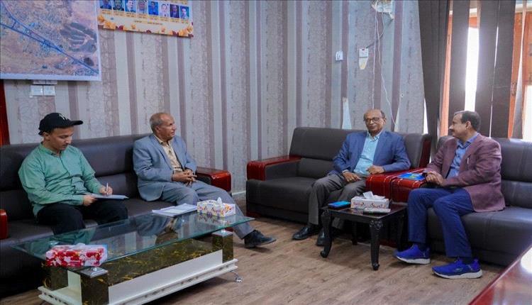 محافظ شبوة ورئيس هيئة موانئ البحر العربي يبحثان تطوير العمل البحري وتعزيز التنسيق المشترك
