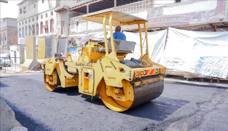 عدن تبدأ سفلتة خط البنك المركزي لتحسين تصريف مياه الأمطار

