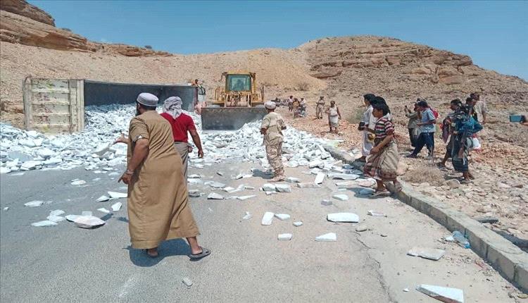 السلطة المحلية تزيل مخلفات انقلاب شاحنة بعقبة المجازة

