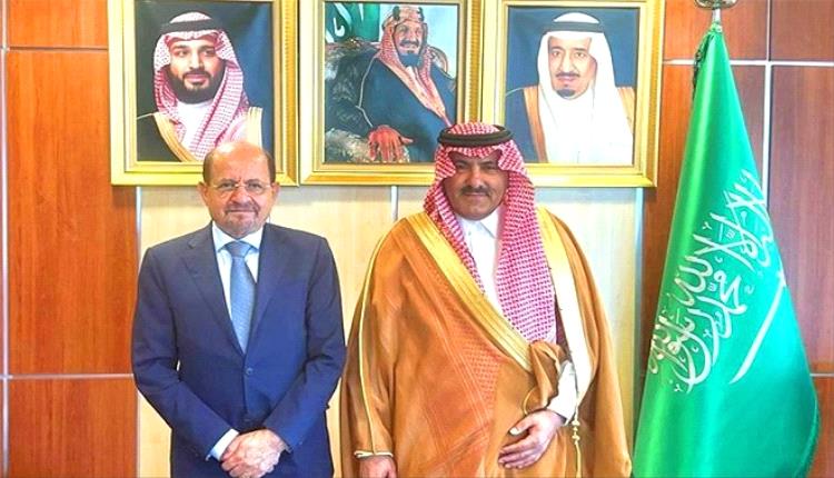 وزير الخارجية والسفير السعودي يبحثان دعم التنمية والاستقرار في اليمن