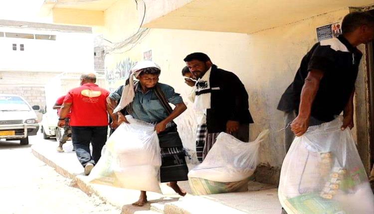 الانتقالي يخفف معاناة المعلمين المكفوفين بسلال غذائية دعمًا لمبادراتهم التطوعية