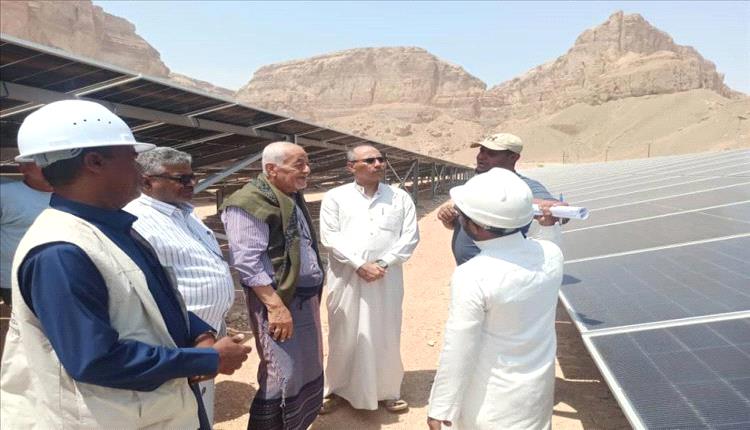 وكيل وزارة المياه يتفقد مشروع الطاقة الشمسية بحقل دمون بتريم ويشيد بجهود الفرق الهندسية
