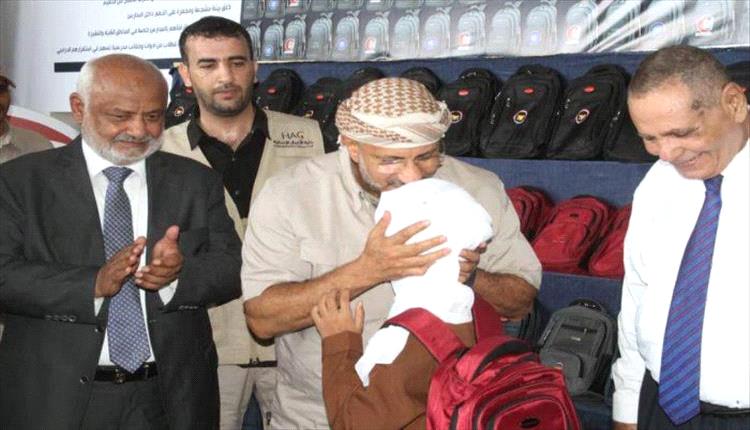 طارق صالح التعليم سلاحنا الأهم لمواجهة الكهنوت  توزيع 26 ألف حقيبة مدرسية في الساحل الغربي