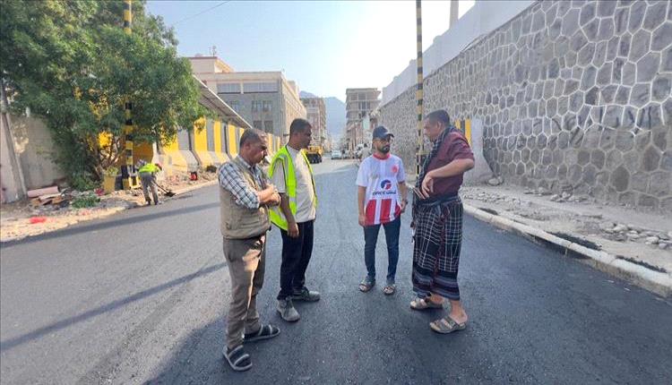 سفلتة خط البنك المركزي بعدن إنجاز حيوي يحمي أحياء صيرة من أضرار السيول
