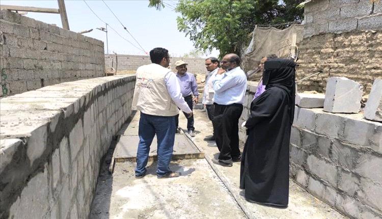 مشروع رصف قناة مياه في البستان بلحج يحمي المساكن ويعزز الزراعة
