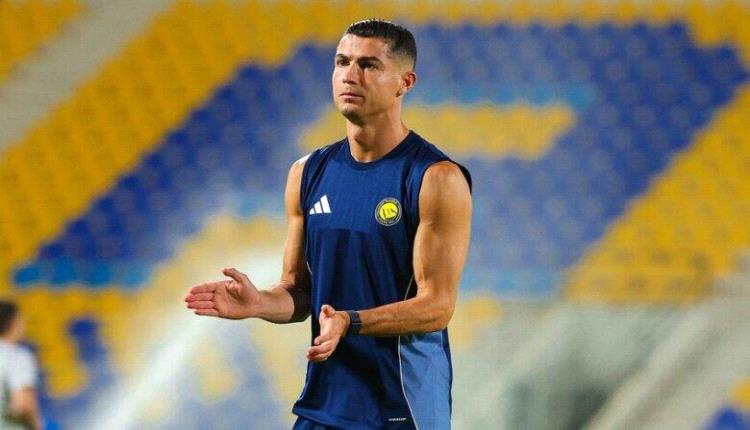 النجم رونالدو يتسلم جائزة الحذاء الذهبي من يد أسطورة الكرة السعودية والنصر
 
