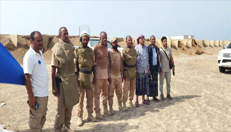 مدير عام ذو باب المندب يتفقد جهود مسام لنزع الألغام حول المجمع الحكومي