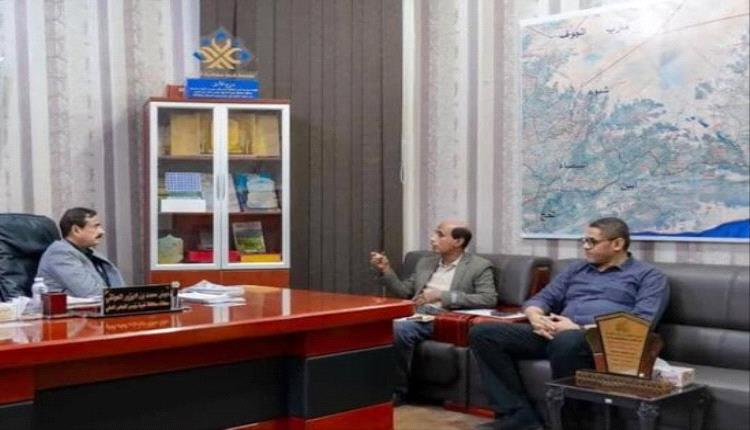 محافظ شبوة يشيد بانتظام الدراسة ويؤكد أولوية دعم التعليم