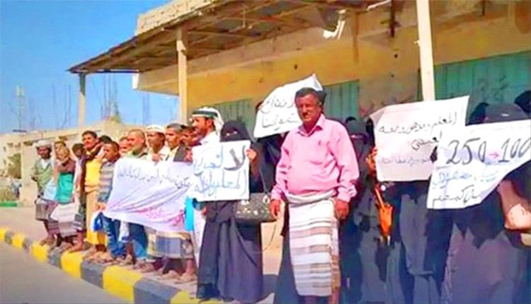 معلمون يشكون استبعاد أسمائهم من مكرمة الرئيس الزُبيدي