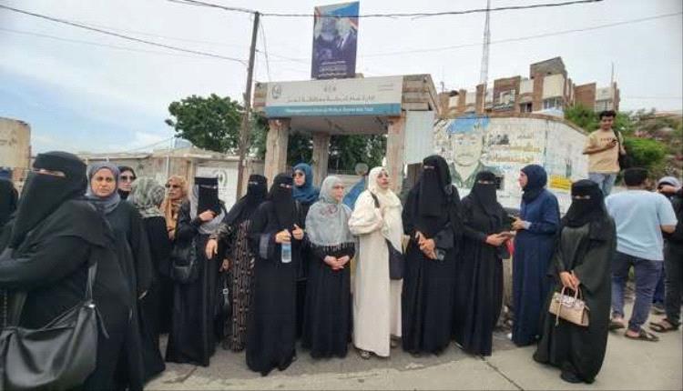تظاهرة نسائية في تعز تطالب بالقبض على قتلة افتهان المشهري