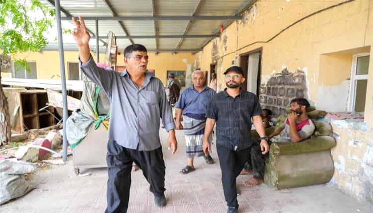 مدير صيرة يتفقد ترميم مبنى الأشغال العامة ويؤكد أهميته الحيوية للمديرية
