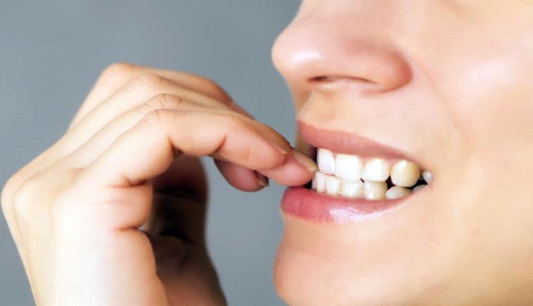 قضم الأظافر: عادة صغيرة تحمل مخاطر صحية كبيرة