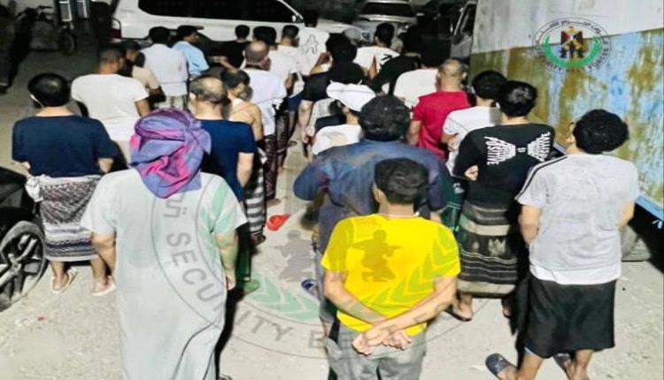ترحيل 30 متهماً بالمخدرات إلى السجون المركزية بعدن في إطار حملات مكافحة السموم