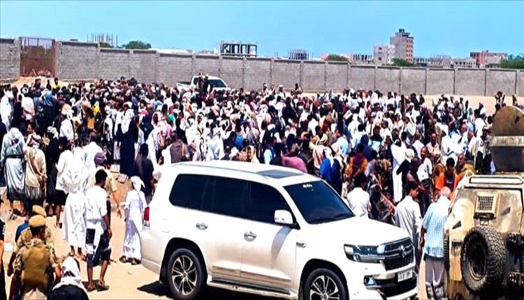 عدن تشيع القائد أديب العيسي وسط حزن شعبي ورسمي عميق
