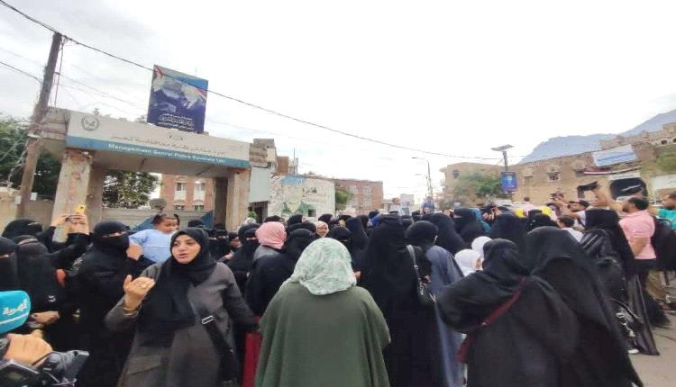 غضب نسائي يتصاعد أمام إدارة أمن تعز للمطالبة بالعدالة