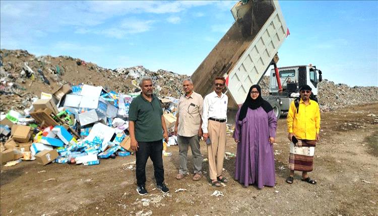 عدن تتلف 12 طن مواد استهلاكية لحماية صحة المستهلك