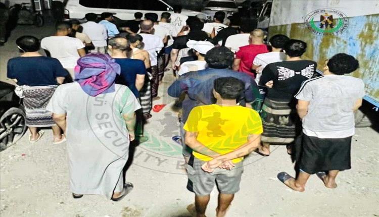 الإدارة العامة لمكافحة المخدرات ترحل 30 متهما إلى السجون المركزية بعدن
