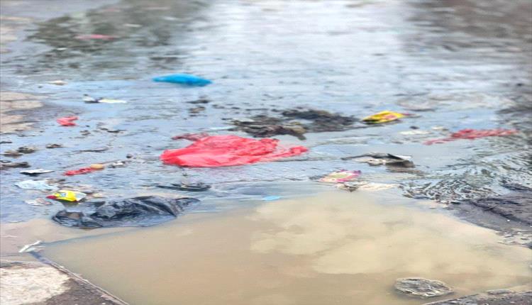 طفح المجاري ومناهل مكشوفة تهدد حياة طلاب التواهي