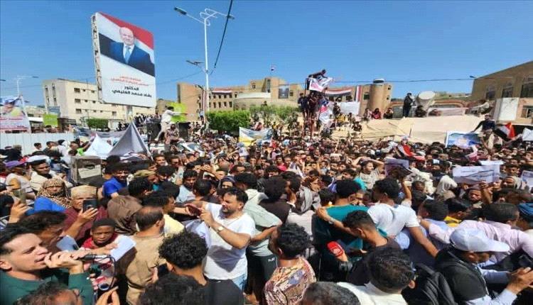 غضب شعبي عارم في تعز بعد وصول والد الشهيدة إفتهان المشهري
