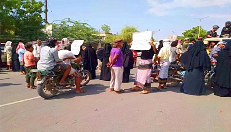 معلمو أبين للحكومة: الإصلاحات لا تُطعم جائعًا.. صرف المرتبات أولًا