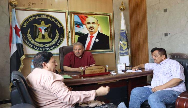 فريق التوجيه والرقابة الرئاسي يبحث مع قيادة الحوطة تعزيز التنسيق لتحسين الخدمات