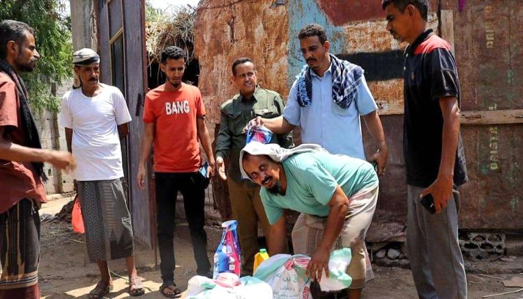 انتقالي لحج يواصل تدخله الإنساني بتوزيع سلال غذائية للمتضررين من السيول في الوهط