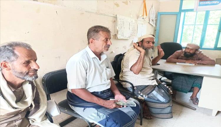 تفقد تربوي في يافع سرار يكشف انضباط المدارس ويبحث حلول نقص المعلمين والكتب