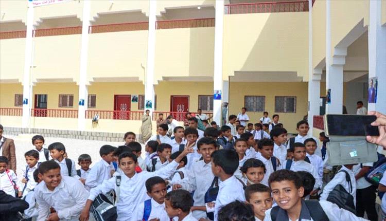 افتتاح مدرسة النقوب في شبوة بتمويل إماراتي يعزز البنية التعليمية ويستوعب 550 طالباً
