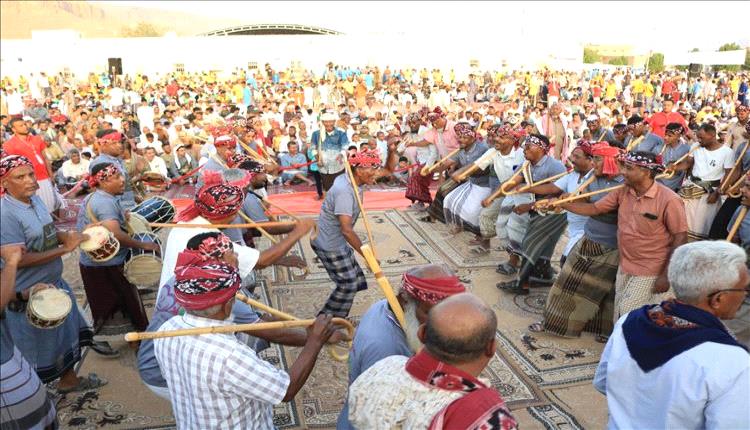 بور تحتفي بالفرح الجماعي: 84 عريساً وعروساً يجسدون روح التآلف والتكافل في سيئون
