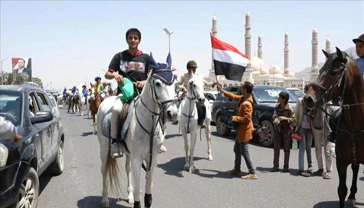 الحوثيون يقتلون حصانًا ويعتقلون مالكه لرفعه علم الجمهورية في صنعاء