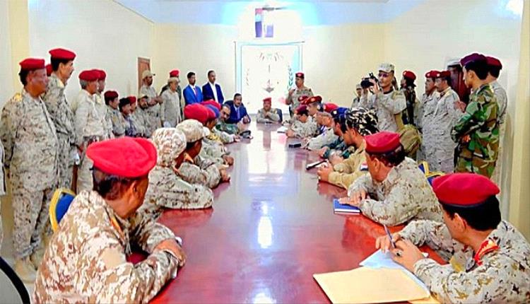 وزير الدفاع يناقش تحديات محور عتق ويؤكد رفع الجاهزية القتالية والأمنية بشبوة