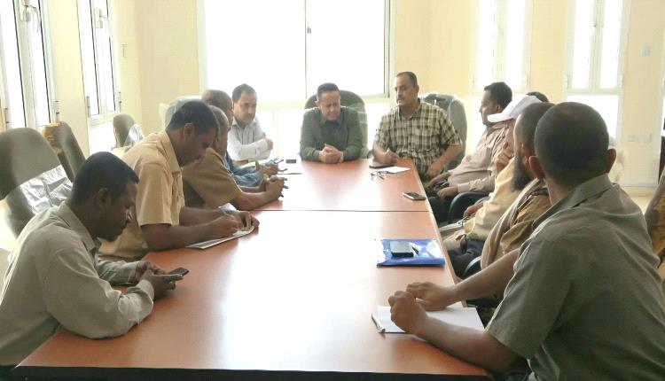 فريق التوجيه الرئاسي يطلع على تحديات مؤسسة المياه بلحج ويعد بتقرير لحل الإشكاليات