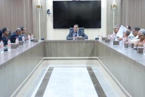 وزير الزراعة والري والثروة السمكية يرأس اجتماعاً موسعاً للقطاعات المالية والإيرادية
