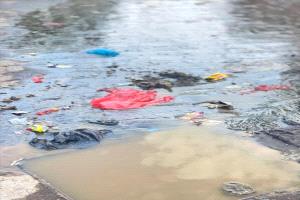طفح المجاري ومناهل مكشوفة تهدد حياة طلاب التواهي