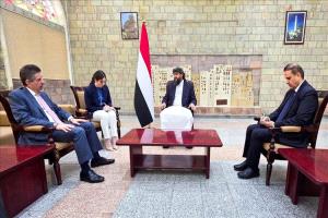 المحرّمي يلتقي السفير الأمريكي ويؤكد أهمية دعم الإصلاحات الاقتصادية ومكافحة الإرهاب
