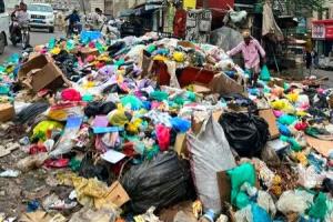 تعز تختنق بالنفايات ومخاوف من كارثة صحية