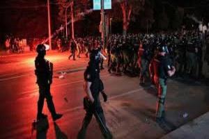 احتجاجات صربيا تتصاعد: الغاز المسيل للدموع والطلاب يطالبون بالانتخابات المبكرة
