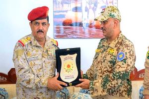 قيادة وزارة الدفاع تكرم طارق صالح بدرع الوزارة تقديرًا لجهوده
