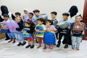 بمبادرة خيرية الفجر الشبابية توزع حقائب مدرسية لأطفال عدن مع انطلاق العام الدراسي
