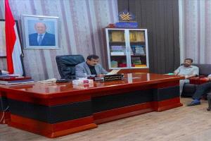 محافظ شبوة يتابع مشروع لتوزيع 384 كرسيًا متحركًا للأطفال من ذوي الإعاقة