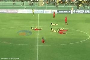 سرب نحل يوقف مباراة كرة قدم في تنزانيا