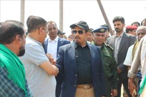 محافظ حضرموت يدشن إعادة تأهيل طريق قصيعر ـ عسد الجبل ويتفقد مستشفى الريدة الشرقية
