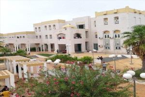 جامعة حضرموت تتراجع عن قرار تخفيض الرسوم.. وطلاب يواجهون أزمة مالية مفاجئة