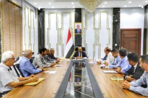 محافظ حضرموت يبحث مع اللجنة الوزارية من وزارة النقل ومصلحة الجمارك سُبل توسعة وتطوير ميناء المكلا بما يواكب متطلبات التنمية الاقتصادية والخدمية
