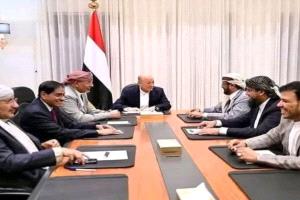 العليمي يهدّد بالانسحاب.. و643 قرارًا تتحول إلى كابوس على طاولة الرئاسة