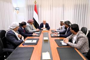 مجلس القيادة الرئاسي يؤكد التماسك ويفوض الفريق القانوني بمراجعة القرارات والتعيينات