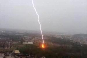 صواعق قاتلة تضرب الحديدة: 11 ضحية ومناشدات للابتعاد عن الأماكن المكشوفة