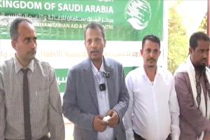أبين توزيع المستلزمات التعليمية للطلاب النازحين